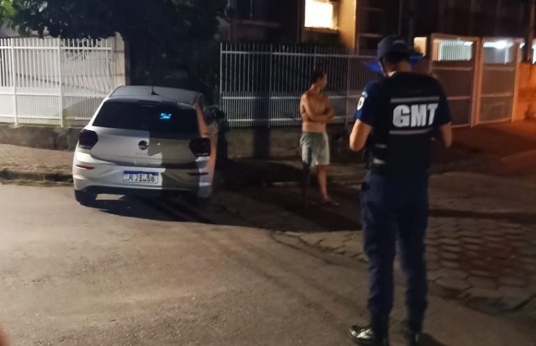 Bêbado dirige, bate o carro em casa e acaba preso em Blumenau