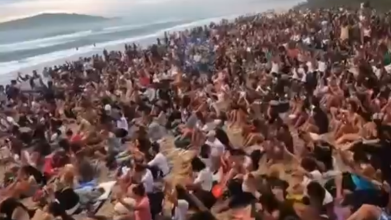 Multidão toma praia de Florianópolis e transforma o amanhecer em um espetáculo de fé