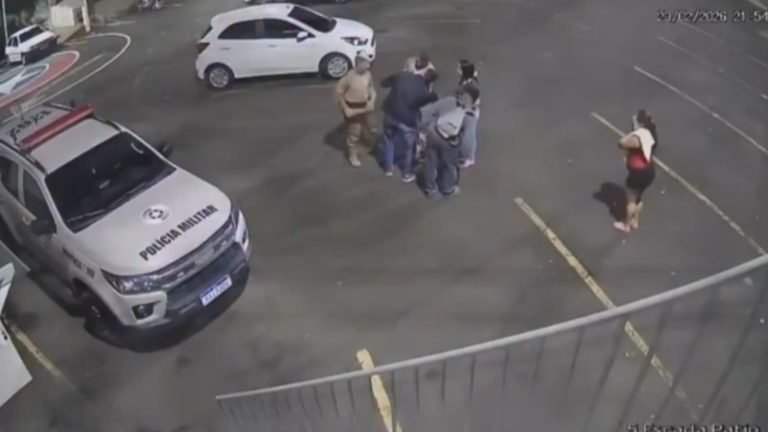 Recém-nascido de 10 dias é salvo por policiais após engasgamento