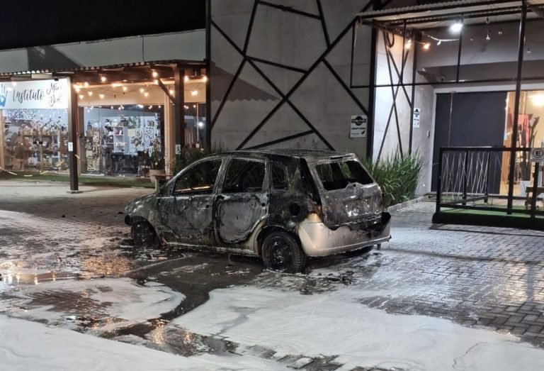 Carro pega fogo após motorista abastecer e dormir em posto em Brusque