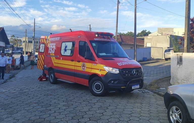 Criança de 6 anos é atropelada por moto ao cruzar rua de bicicleta em Gaspar