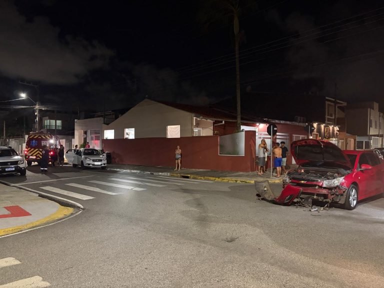 Carro capota após batida em cruzamento e deixa mulher ferida em Camboriú
