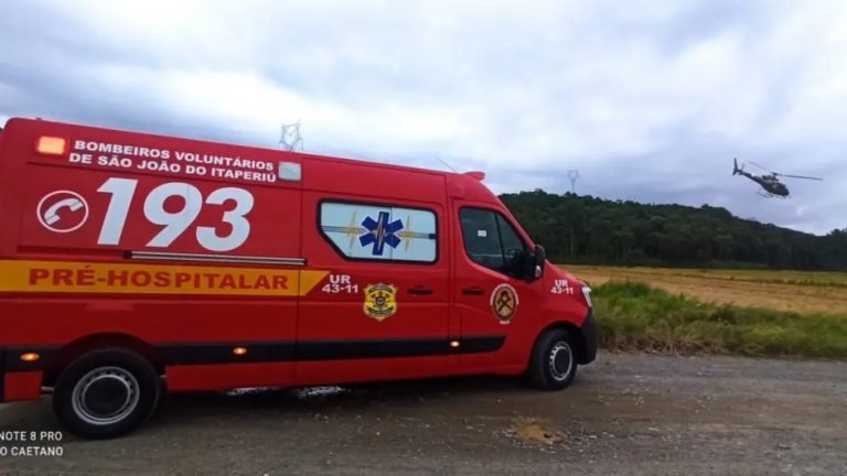 Motorista sofre mal súbito, atropela jovem e morre após carro capotar dentro de arrozeira em SC