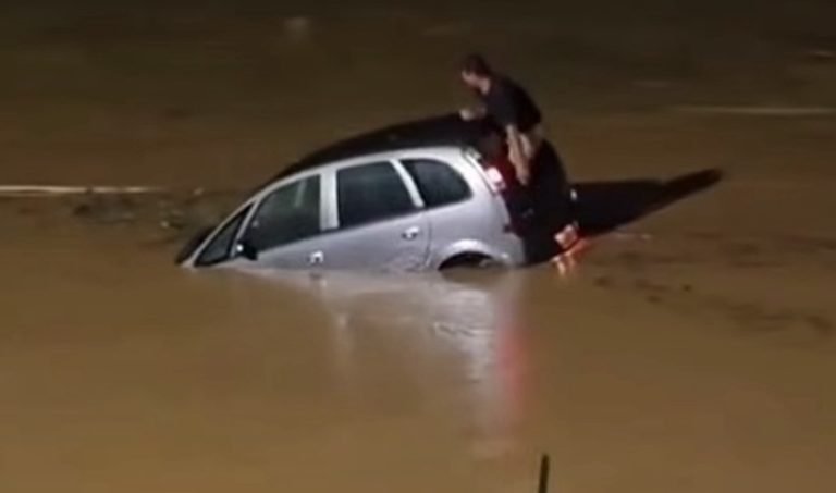 Bombeiros revelam como motorista escapou após carro despencar em rio em Brusque