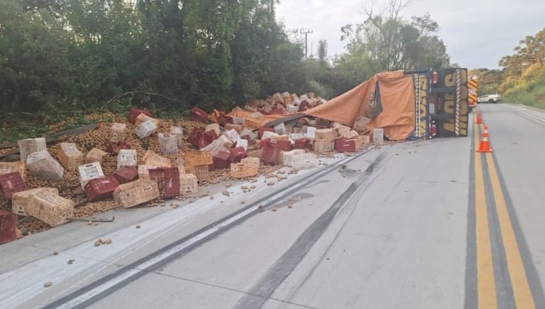 Caminhoneiro morre após carreta carregada com batatas tombar e bloquear rodovia em SC