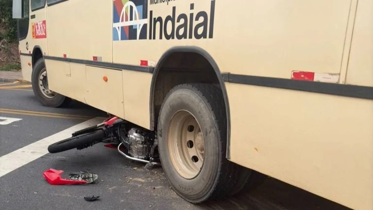 Motociclista é arremessado após bater em ônibus e morre em Indaial