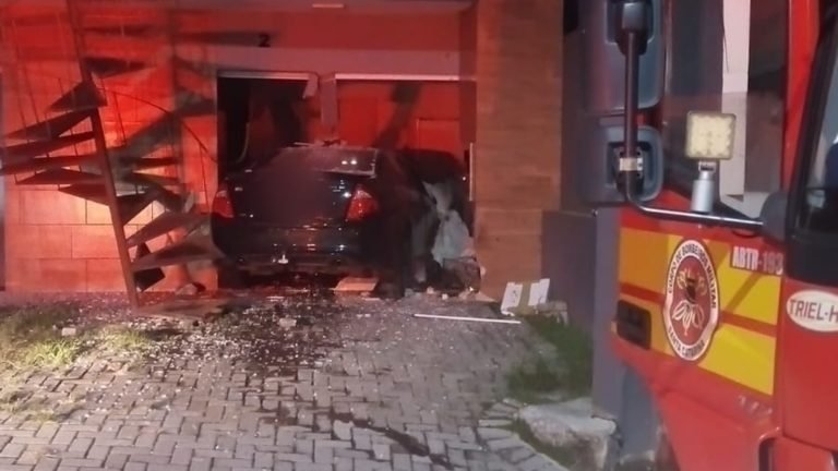 Motorista foge após carro invadir casa durante a madrugada em Bombinhas