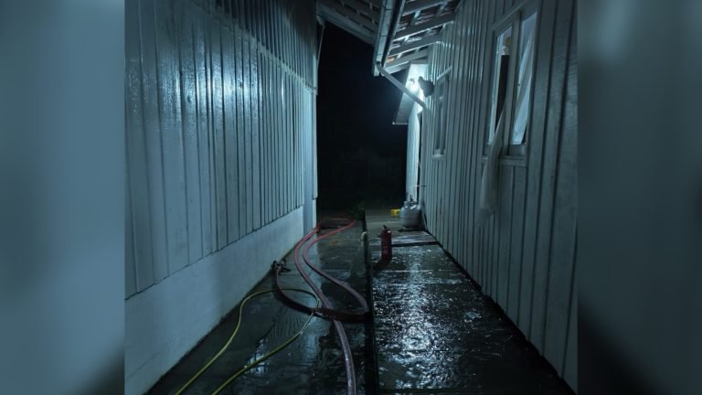 Homem em surto incendeia a própria casa, ateia fogo no corpo e é baleado após horas de tensão