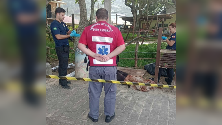 Homem é encontrado morto na areia e mulher aparece espancada em praia de SC