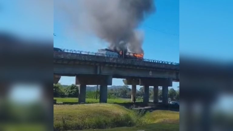 Carreta pega fogo na ponte entre Itajaí e Navegantes na BR-101