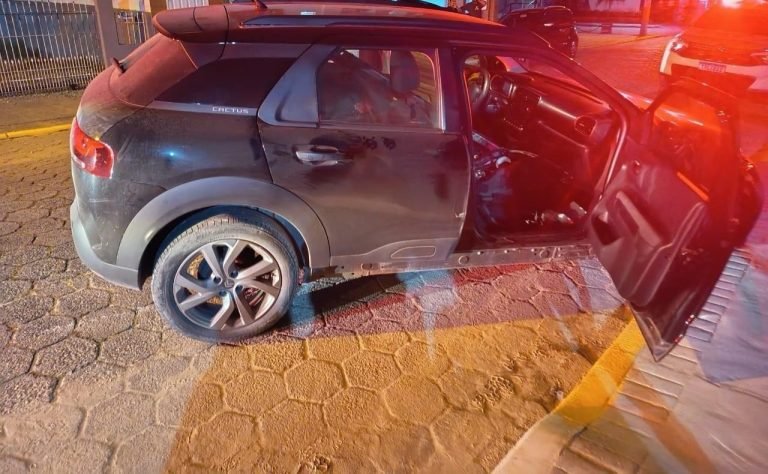 Motorista bêbado sobe calçada, bate em carro parado e acaba preso em Camboriú