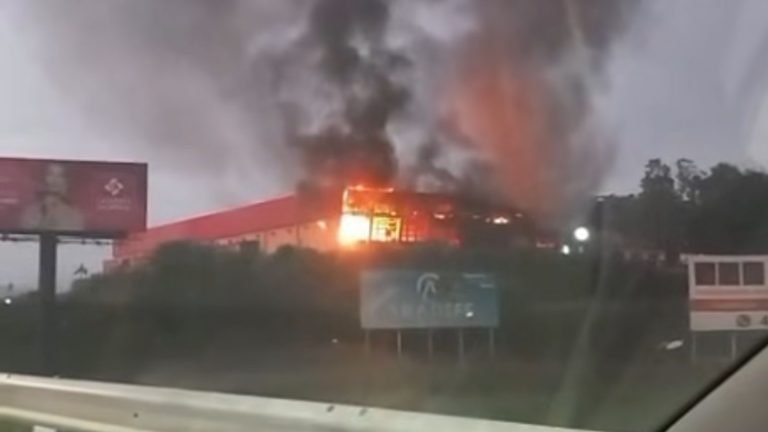 Urgente: incêndio de grandes proporções atinge empresa em&nbsp;Brusque