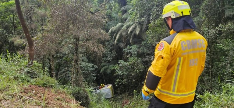 Motorista fica ferido após furgão capotar e cair em ribanceira de 50 metros entre Blumenau e Gaspar