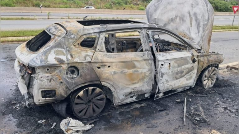 Carro elétrico com pai e filho pega fogo e fica destruído na BR-470
