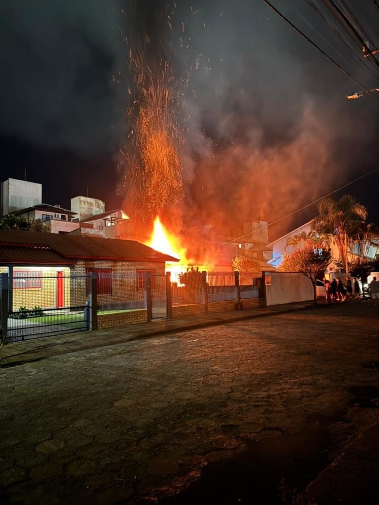 Incêndio atinge residência e destrói carro na garagem em Florianópolis