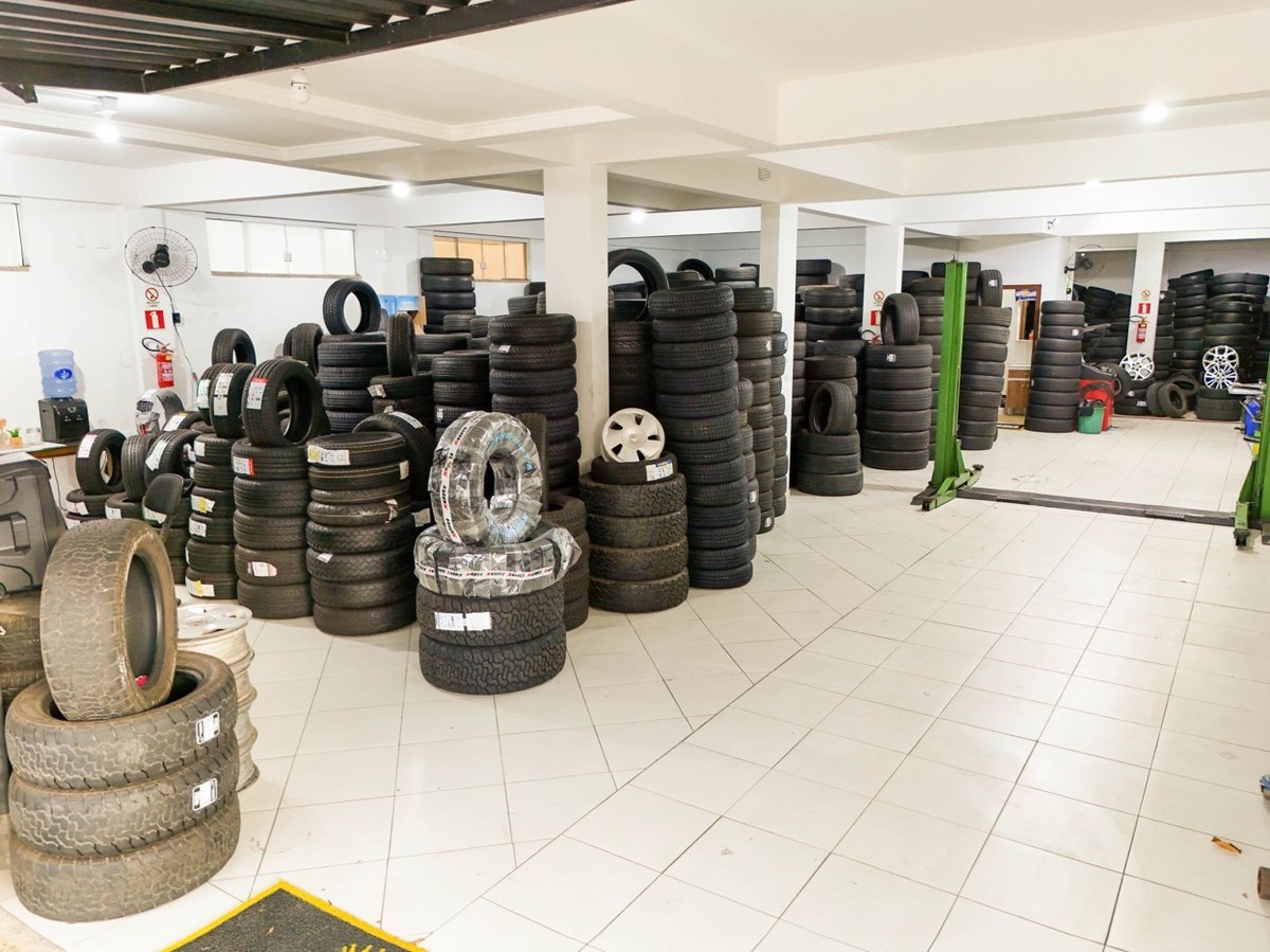 Galpão da borracharia reúne centenas de opções de pneus para veículos de passeio, SUVs e caminhonetes