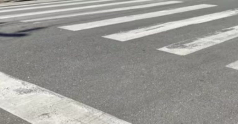 Mulher é atropelada na faixa de pedestres no Centro de Guabiruba
