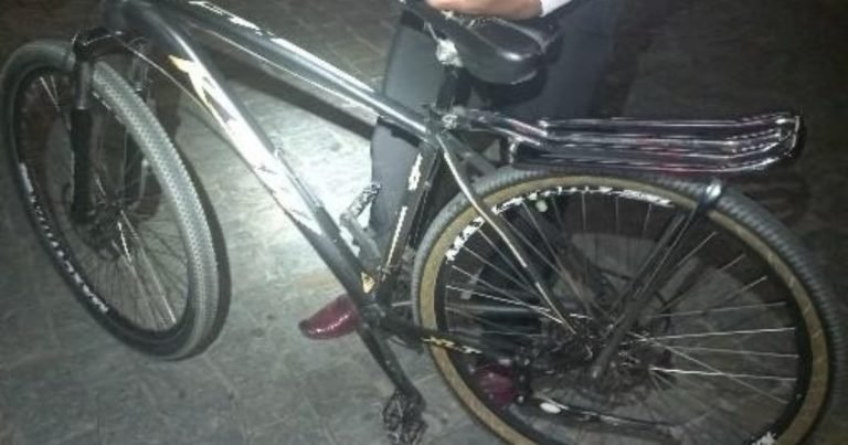 Pastor sai de carro para perseguir ladrão após furto de bicicleta em frente à igreja em Brusque