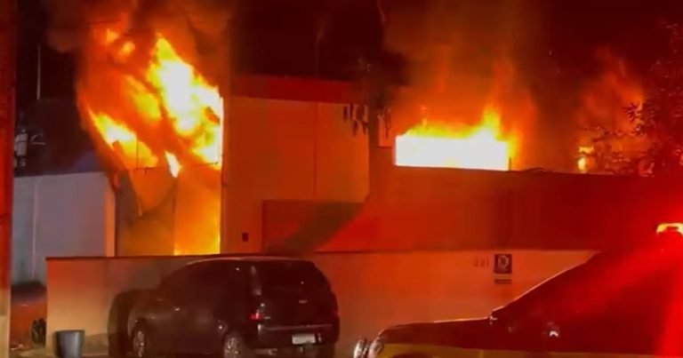 Incêndio destrói casa em Blumenau; bombeiros usam 16 mil litros de água no combate