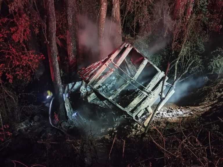Caminhonete cai em ribanceira, pega fogo e motorista sobrevive em&nbsp;SC