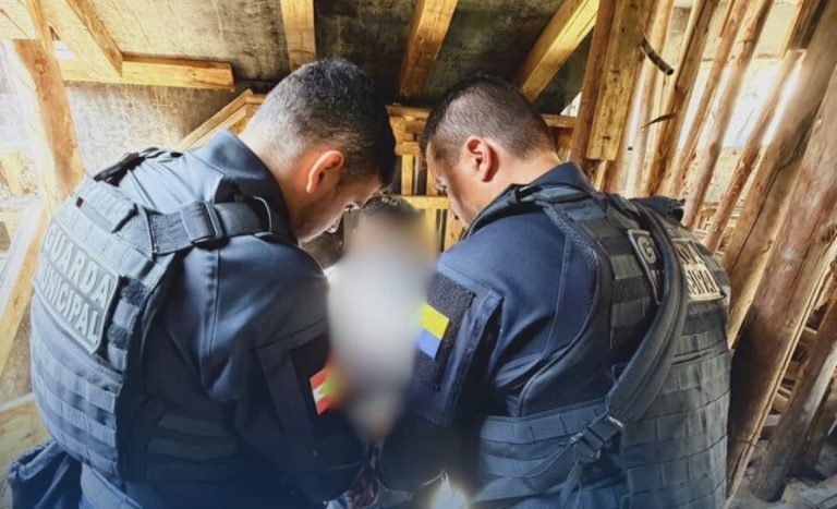 Foragido por divulgar cena de estupro é capturado enquanto trabalhava em obra em Itapema