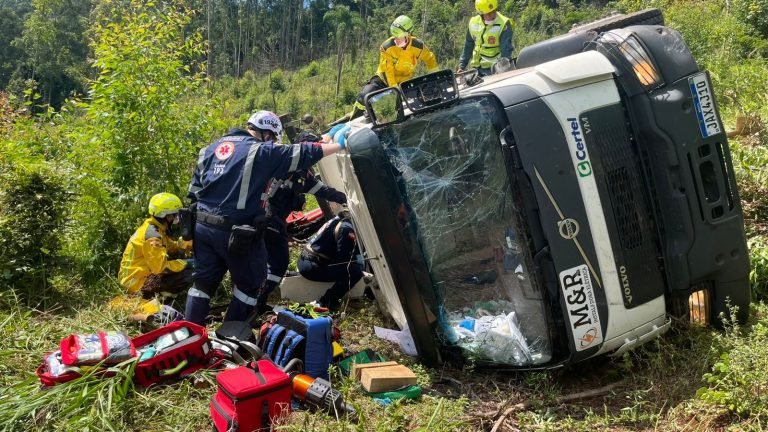 Caminhão sai da pista e despenca em ribanceira, deixando quatro feridos&nbsp;