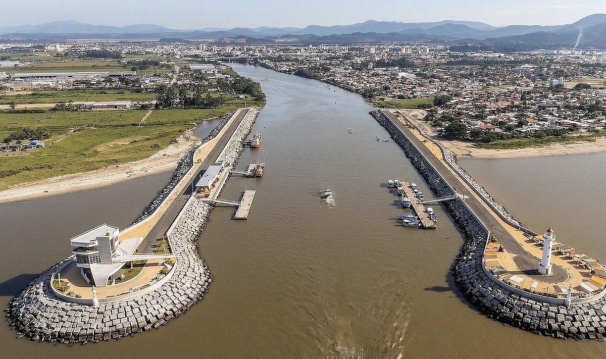 Ilustração gerada por inteligência artificial mostra como os molhes do Rio Tijucas devem ficar após a conclusão da obra