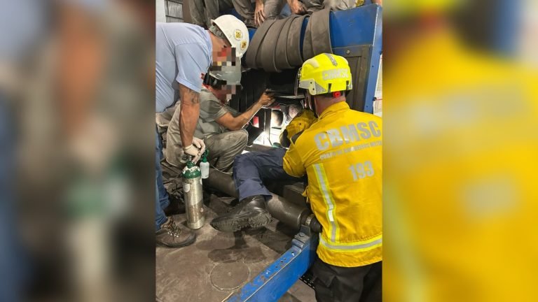 Trabalhador escorrega durante manutenção e fica com o pé preso em máquina industrial 
