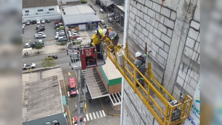 Andaime trava e dois trabalhadores ficam pendurados no 7º andar de obra