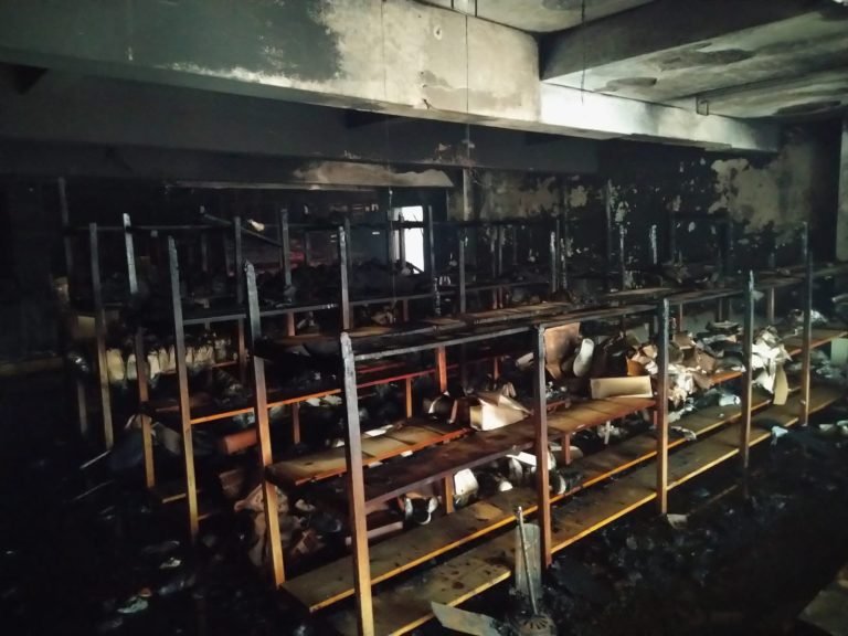 Defesa Civil isola prédio após incêndio destruir loja de calçados e atingir apartamento em Criciúma