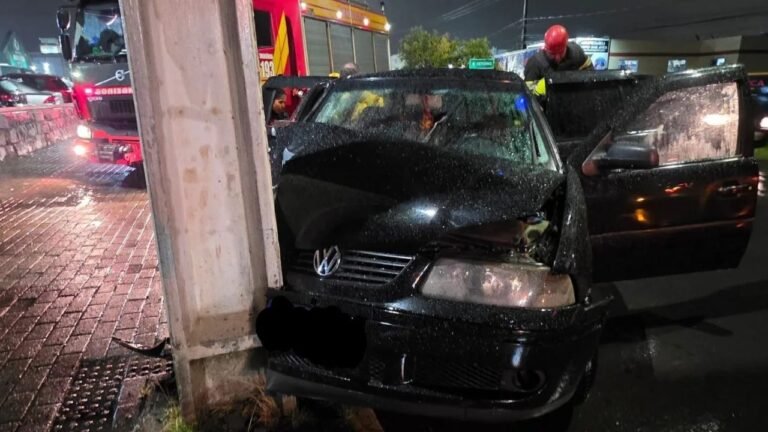 ‘Impacto forte’: carro bate em poste em frente a hospital e exige resgate em SC