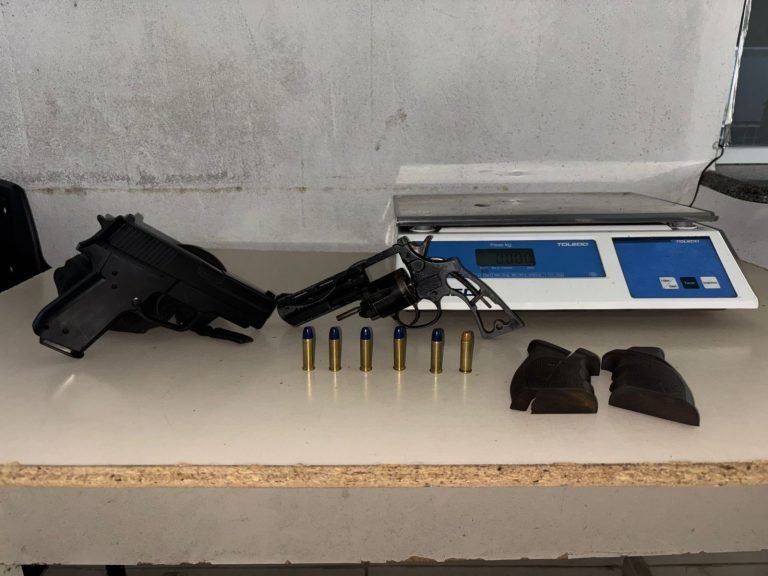 Homem pula do segundo andar para fugir da polícia e é preso com revólver em Porto Belo