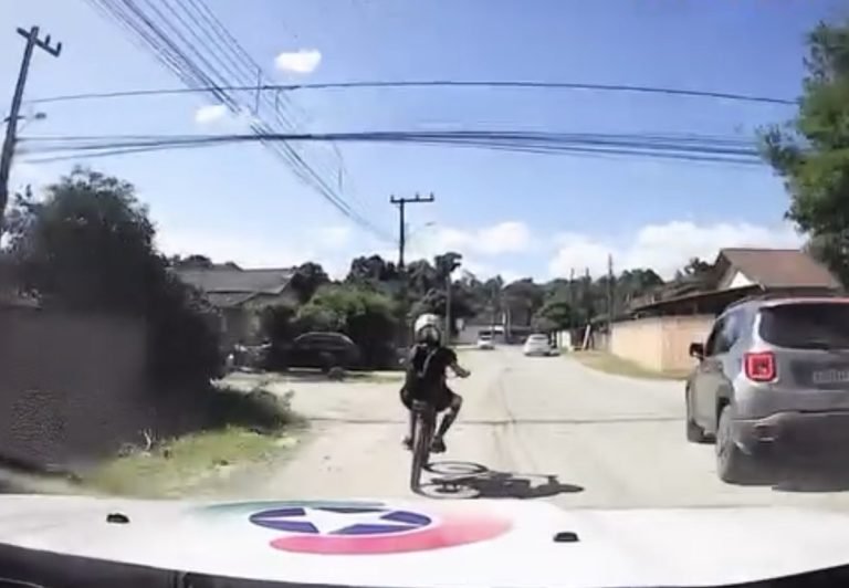 Com bicicleta motorizada, jovem ignora PMSC e tenta fugir pelas ruas de Joinville